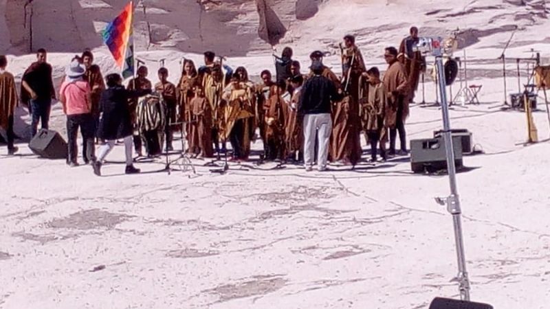 Emotiva versión del Himno Nacional en el Campo de Piedra Pomez