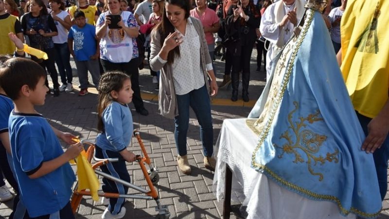 El Paseo de la Fe se vistió de color y alegría con el Vallecito