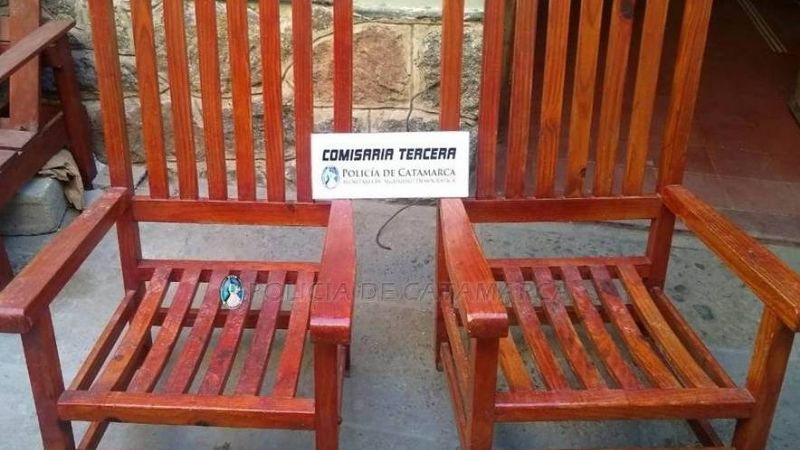 Ingresó a su casa, le robó dos sillones y se fugó