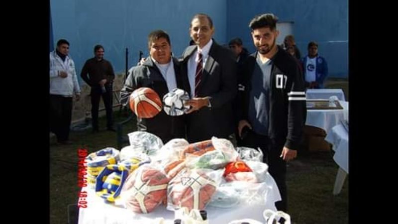 Entregaron equipos de fútbol para niños de Mutquín