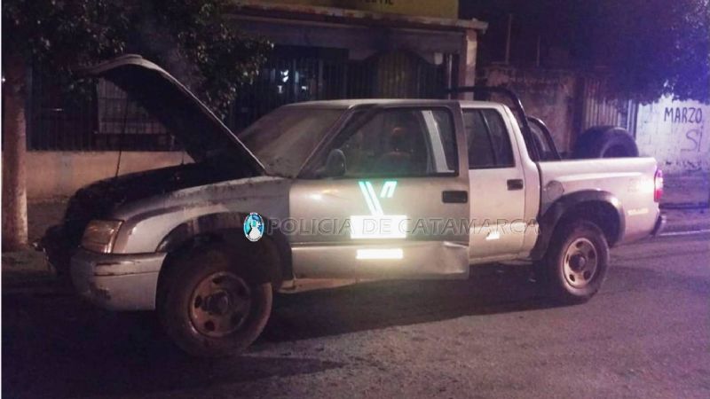 Se prendió fuego el motor de una camioneta de Vialidad