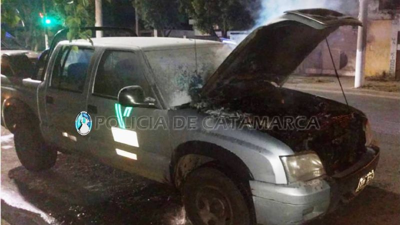 Se prendió fuego el motor de una camioneta de Vialidad