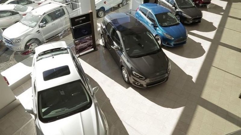 El 0Km, cada vez más lejos: se necesitan más sueldos para comprarlo