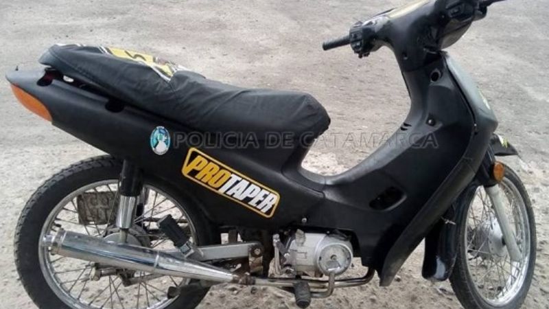 Llevaba una moto robada en el baúl del auto