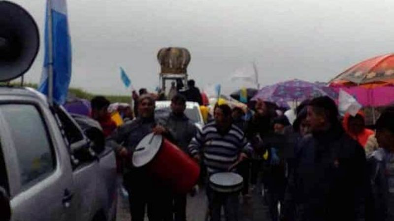 Bajo la lluvia, la Virgen del Valle sale al encuentro de los más necesitados