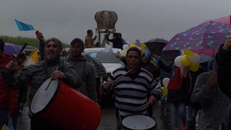 Bajo la lluvia, la Virgen del Valle sale al encuentro de los más necesitados