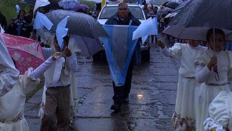Bajo la lluvia, la Virgen del Valle sale al encuentro de los más necesitados