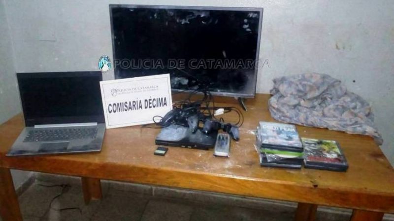 Le robaron elementos electrónicos y los encontraron en la casa del vecino