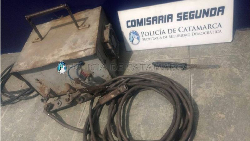 Compró un cargador de baterías y luego denunció que era robado