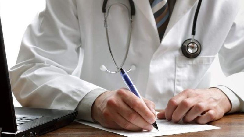 Médicos que cobren plus serán multados