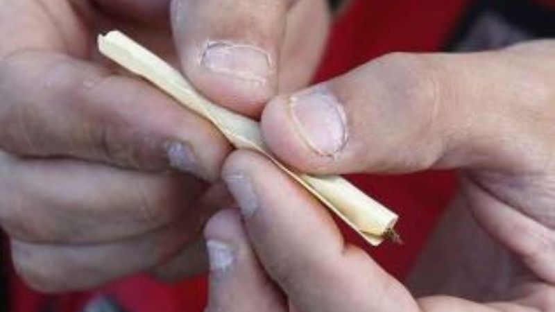 Atrapan a dos jóvenes con un “porro” en Chumbicha