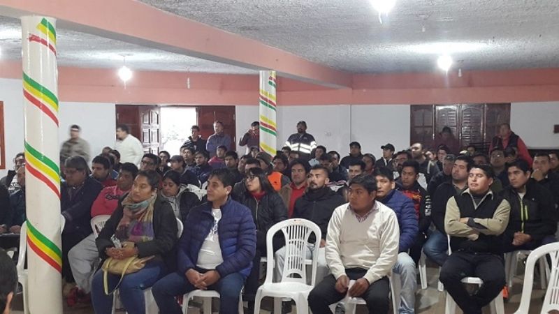 Acompañado por los intendentes, Micone se reunió con ex empleados mineros