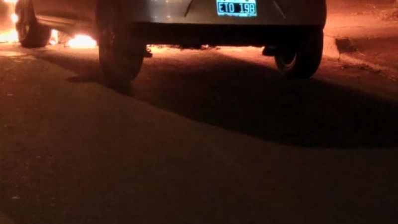 Bomberos apagaron el incendio en un auto