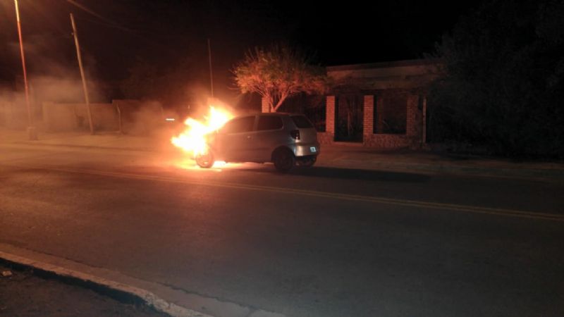Bomberos apagaron el incendio en un auto