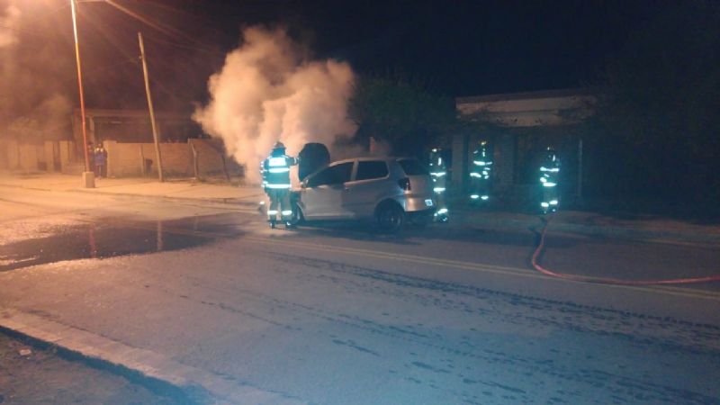 Bomberos apagaron el incendio en un auto