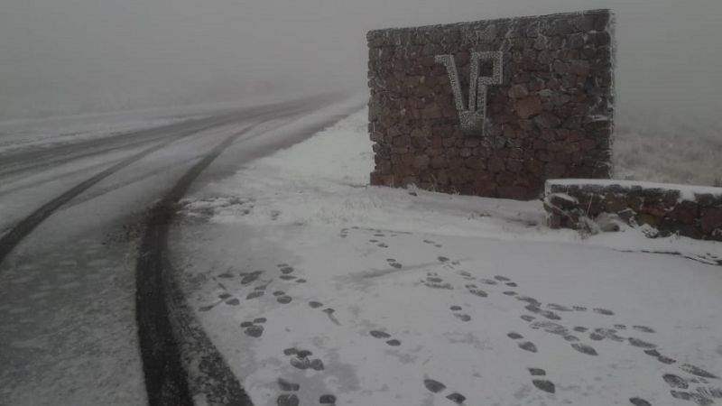 Una intensa nevada persiste en la Cuesta del Portezuelo