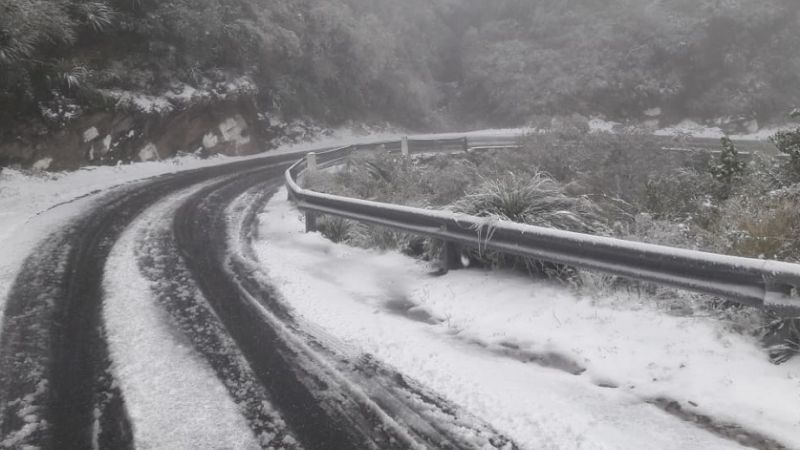 Una intensa nevada persiste en la Cuesta del Portezuelo