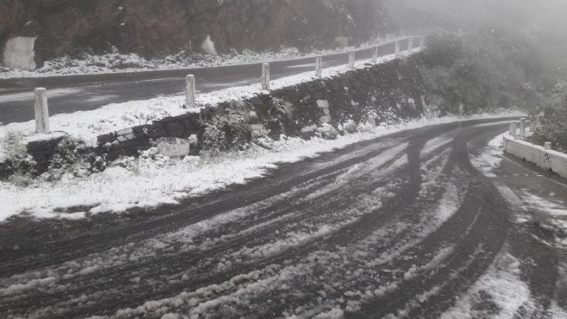 Una intensa nevada persiste en la Cuesta del Portezuelo