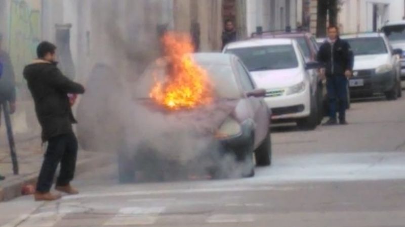 Se prendió fuego un auto en el centro