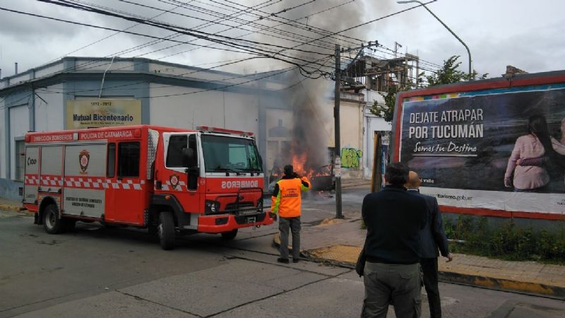 Se prendió fuego un auto en el centro