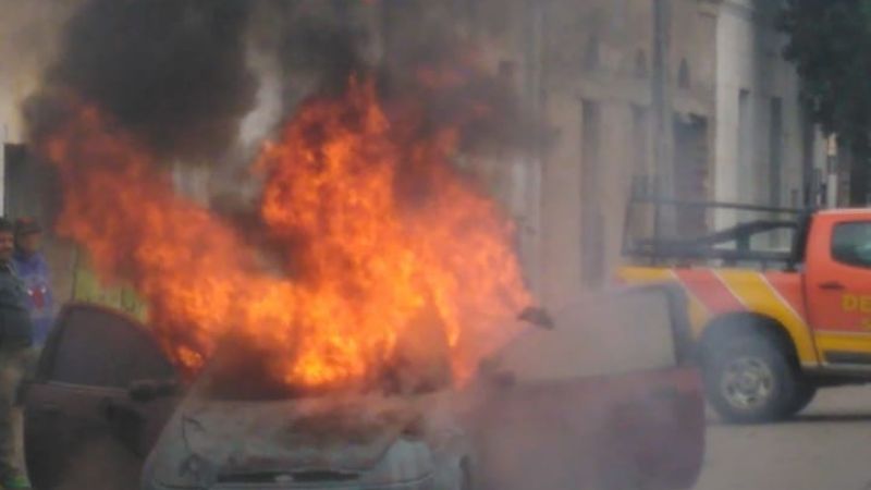 Se prendió fuego un auto en el centro