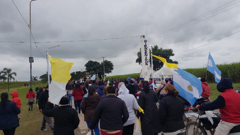 Cientos de fieles recibieron con entusiasmo a la Virgen en Los Ralos