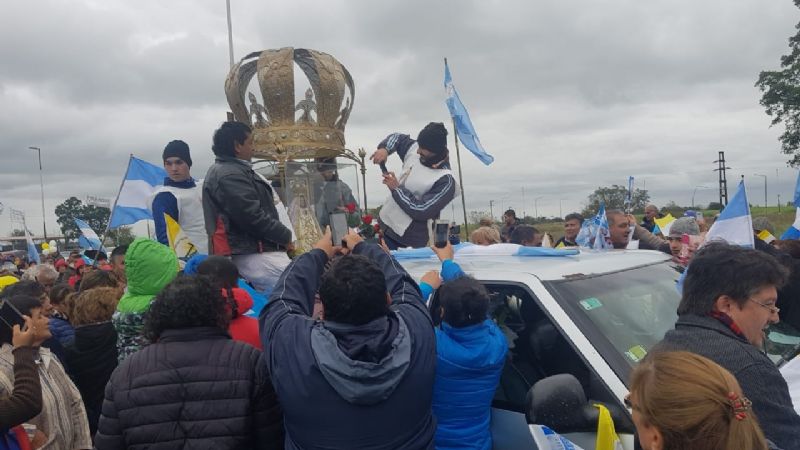 Cientos de fieles recibieron con entusiasmo a la Virgen en Los Ralos