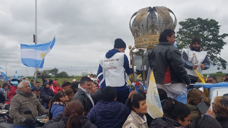 Cientos de fieles recibieron con entusiasmo a la Virgen en Los Ralos