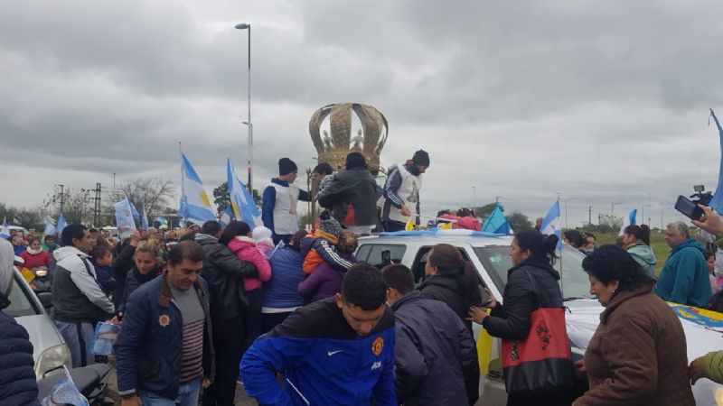 Cientos de fieles recibieron con entusiasmo a la Virgen en Los Ralos
