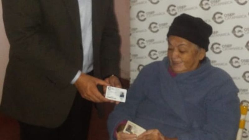 Afiliada de OSEP recibió su nuevo carné en su domicilio