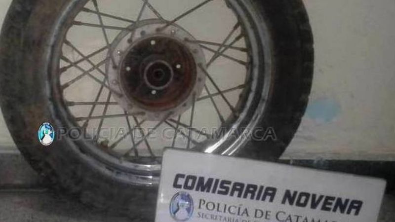 Arrestan a tres jóvenes con una rueda de moto
