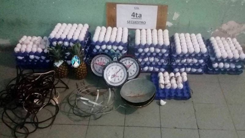 Escondieron en un baldío 32 cartones de huevos y elementos robados en una verdulería