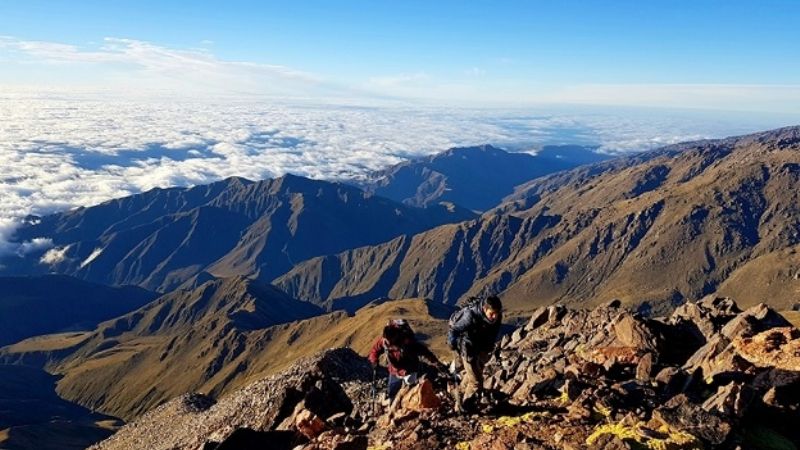 Repudiable: pintaron con aerosol, piedras en la cumbre del Manchao