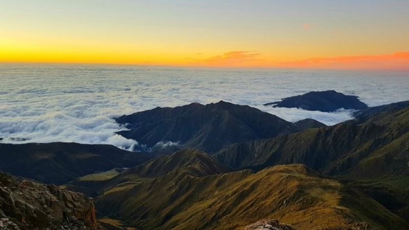 Repudiable: pintaron con aerosol, piedras en la cumbre del Manchao