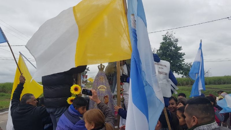 Peregrinos santiagueños honran a la Virgen del Valle en su paso por Tucumán