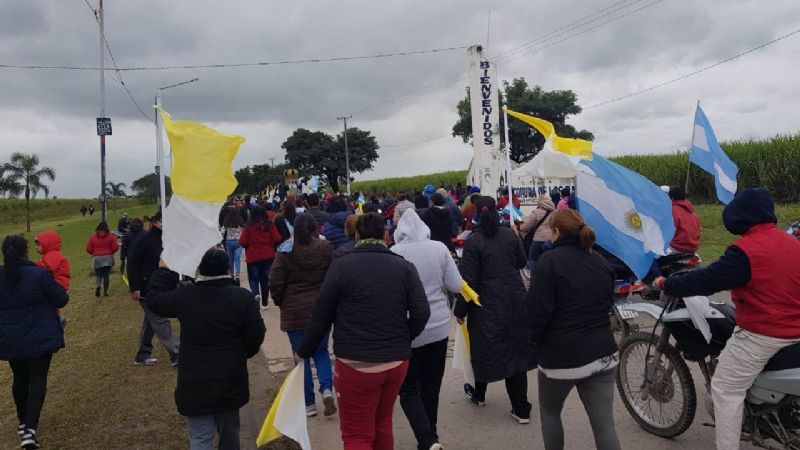 Peregrinos santiagueños honran a la Virgen del Valle en su paso por Tucumán