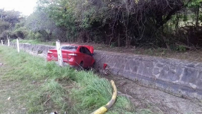 Perdió el control del auto, chocó a un árbol y terminó dentro del canal
