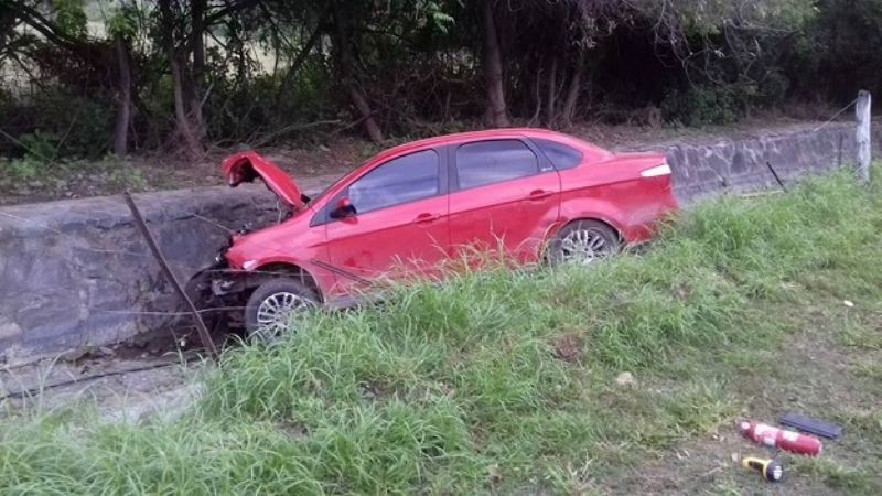 Perdió el control del auto, chocó a un árbol y terminó dentro del canal