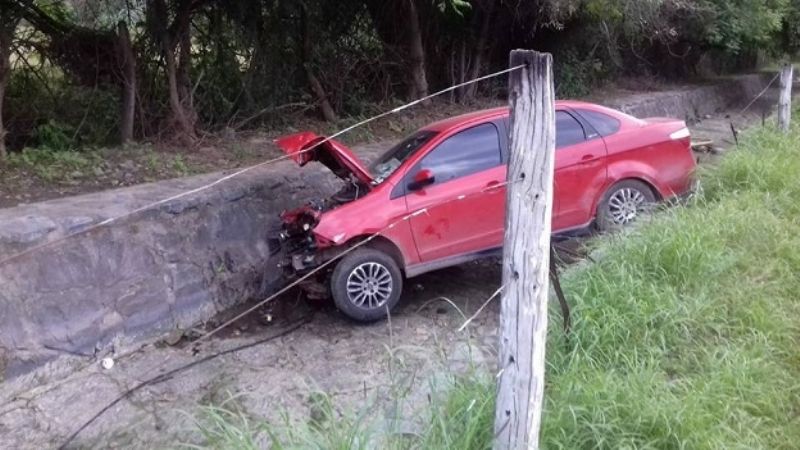 Perdió el control del auto, chocó a un árbol y terminó dentro del canal
