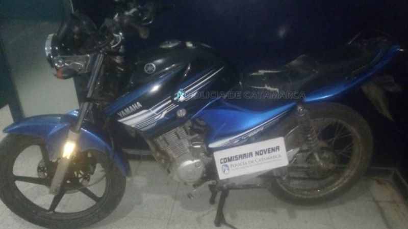 Llevaba empujando una motocicleta robada