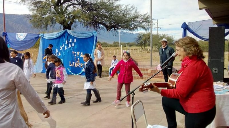 Yamila Cafrune vivió su “25” en la escuela de Chañaritos