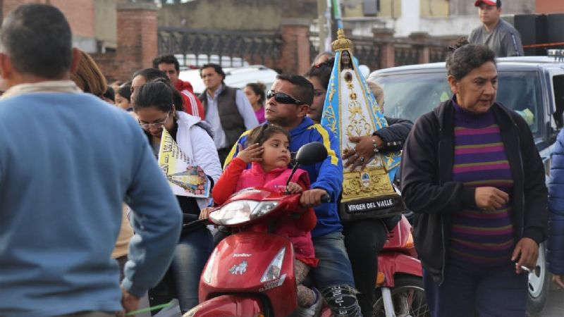La Virgen del Valle atrae a multitud de devotos en su paso por Tucumán