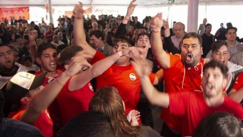 Cánticos en contra de Macri en la Convención Radical