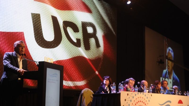 El radicalismo aprobó seguir en Cambiemos pero pide ampliar la Coalición