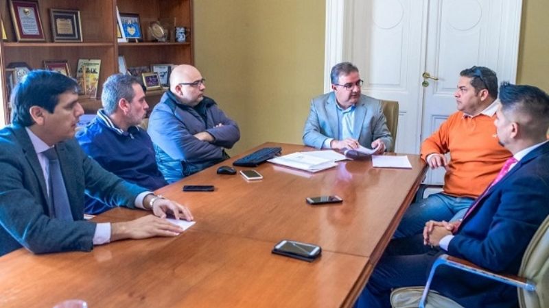 La Ciudad prohibe Uber y Cabify e implementará el "taxi compartido"