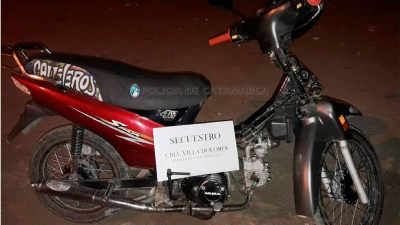Se quedó sin moto por cruzar el semáforo en rojo en Valle Viejo