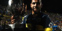 CARLOS TEVEZ con la Supercopa, que obtuvo Boca.