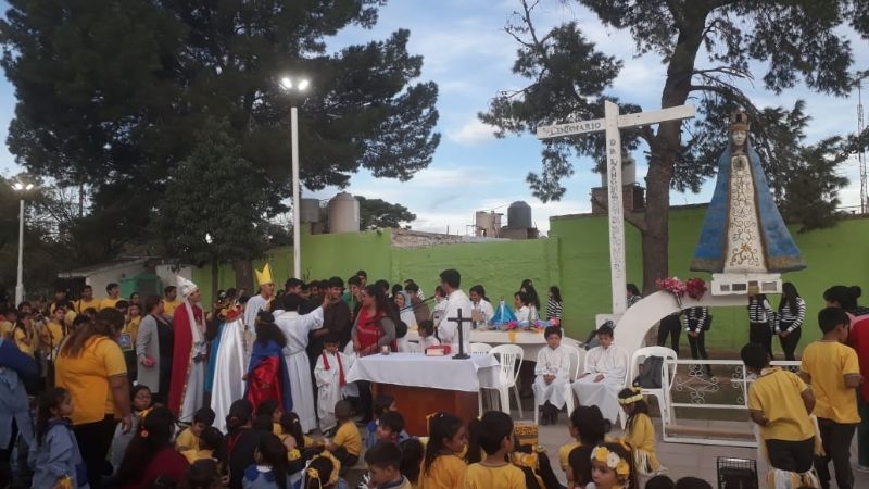 Multitudinaria peregrinación de alumnos en honor a la Virgen del Valle