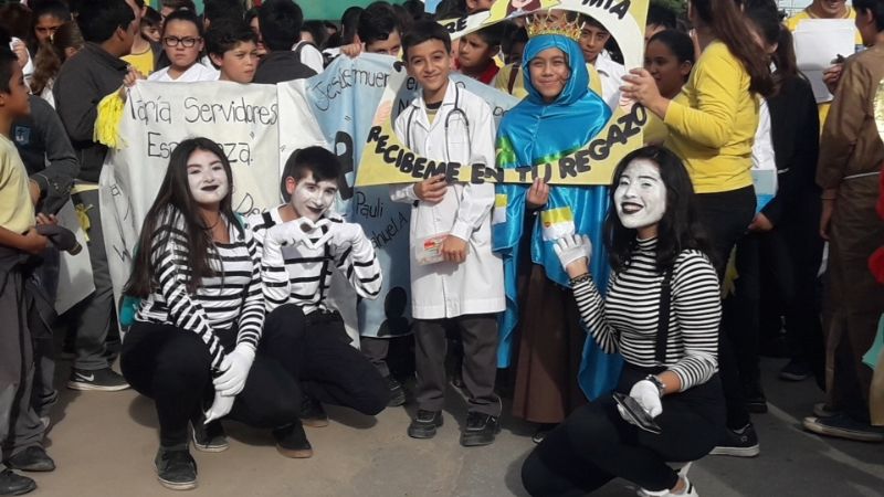 Multitudinaria peregrinación de alumnos en honor a la Virgen del Valle