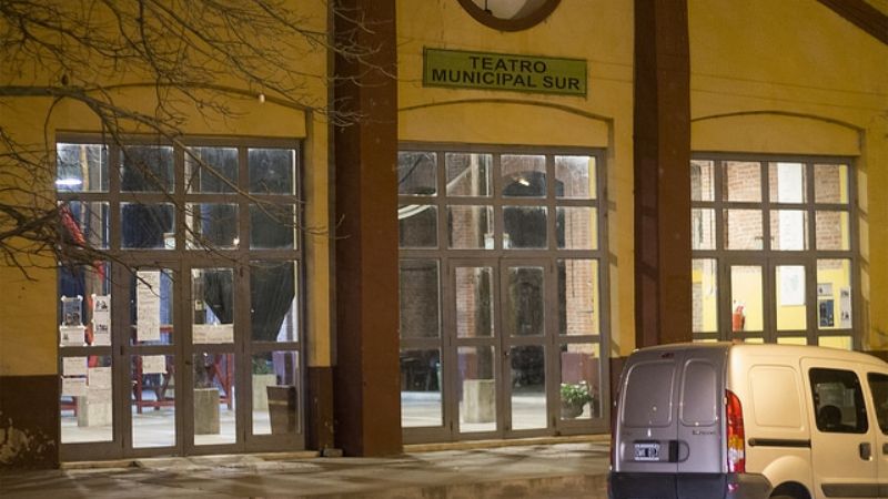 Un hombre y una adolescente amenazaron a la encargada del Teatro Sur